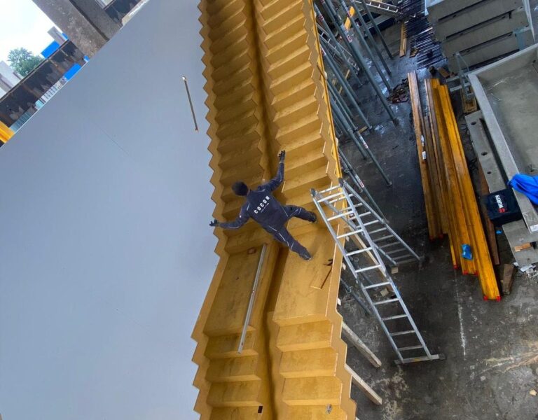 Hannover Treppe XXL Leibniz Universität 20-Tonnen Sichtbeton Montage Treppenmontage SB4 SB3 Betontreppe Sichtbetontreppe Betonfertigteile