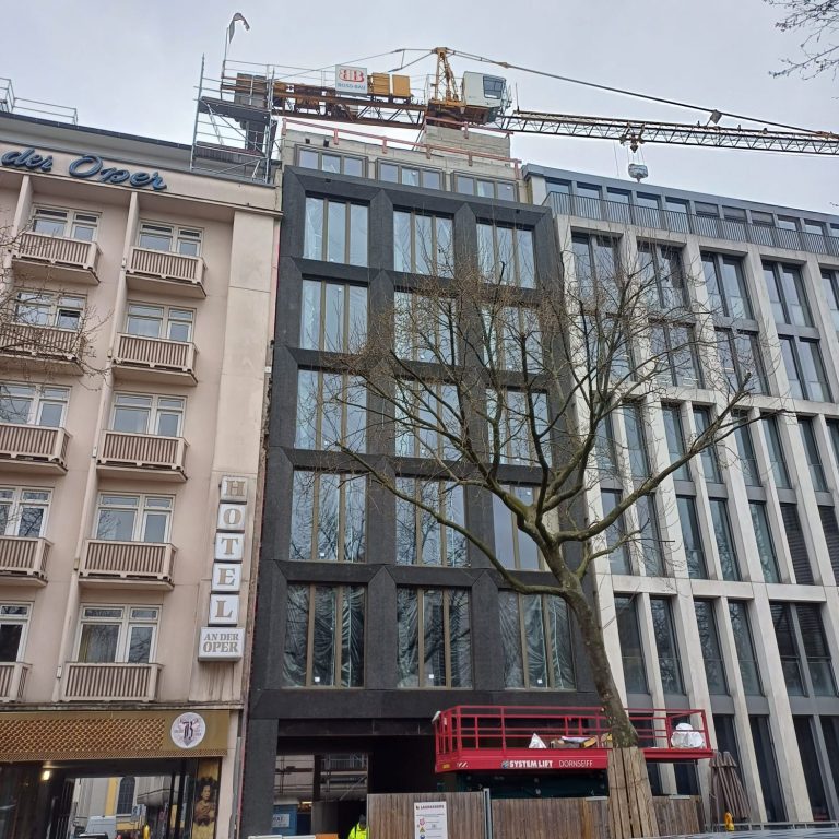 2024-Düsseldorf-HHA-Fassade-Sichtbeton-Heinrich-Heine-Allee-Vorhangfassade-Montage-Hering-Bau