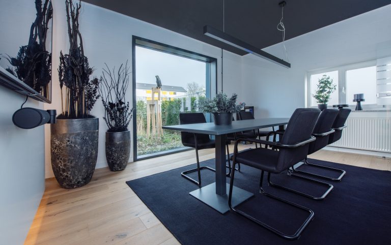 Konferenztisch bei cocon.com im modernen Büro in Bielefeld mit Glasfront und Designlampen